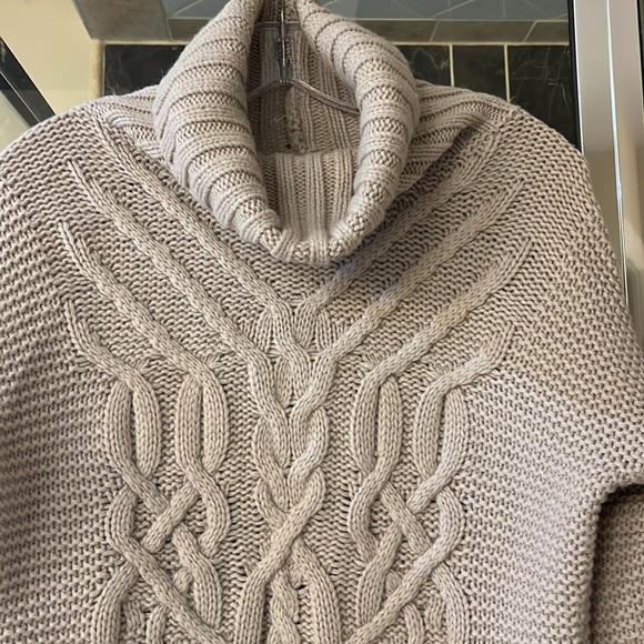 Tahari Tan sweater, size M, NWOT, never worn. - Picture 2 of 8